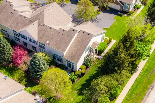 Bartlett, IL 60103,1975 Fountain Grass CIR