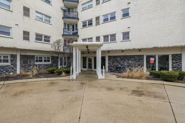 8001 Lockwood AVE #302, Skokie, IL 60077