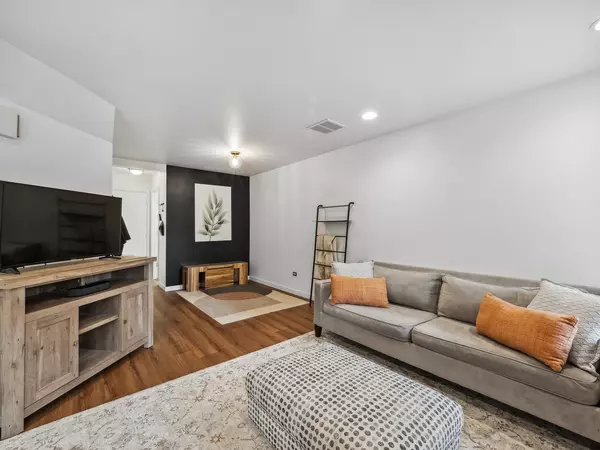 Arlington Heights, IL 60004,1962 N Charter Point DR