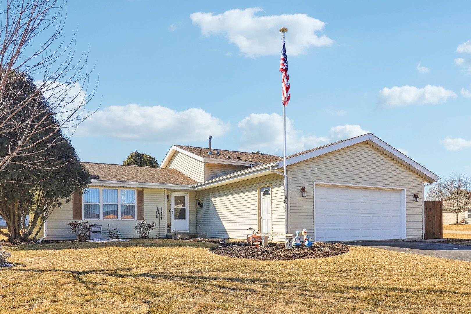 100 Sundance TRL, Capron, IL 61012