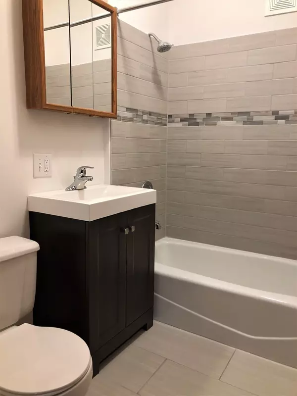 Chicago, IL 60618,2250 W Berteau AVE