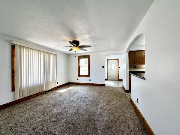 Clinton, IL 61727,1619 E Washington ST