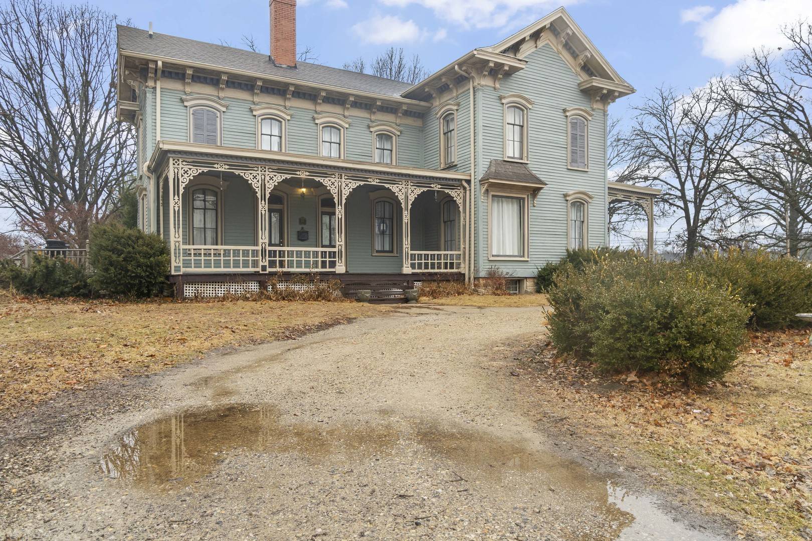 Henry, IL 61537,907 College ST