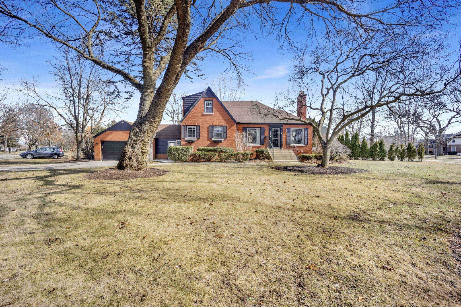 221 Akenside RD, Riverside, IL 60546