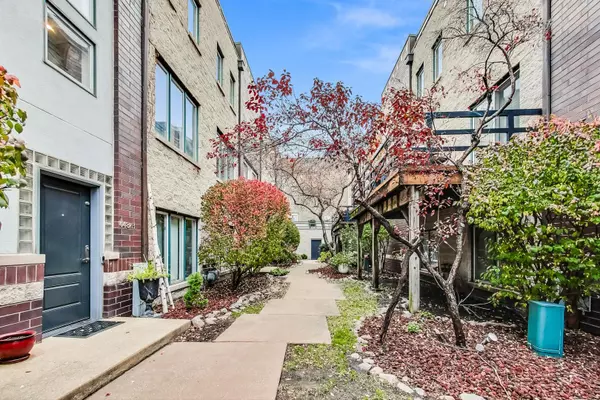 448 N Carpenter ST #J, Chicago, IL 60642