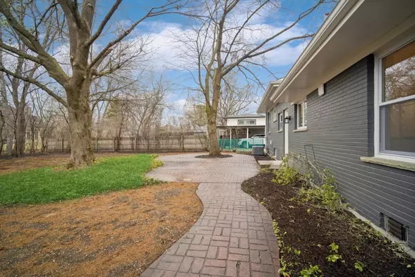Deerfield, IL 60015,650 Timber Hill RD