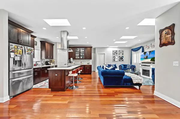 Schaumburg, IL 60193,227 S Walnut LN