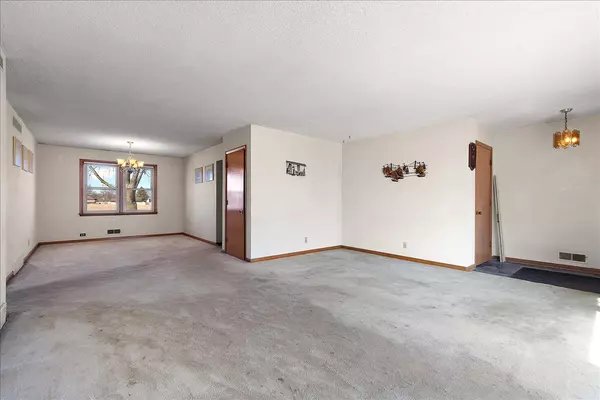 Joliet, IL 60435,423 Tana LN