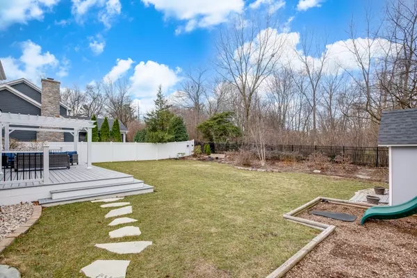 Glen Ellyn, IL 60137,332 Birchbrook CT