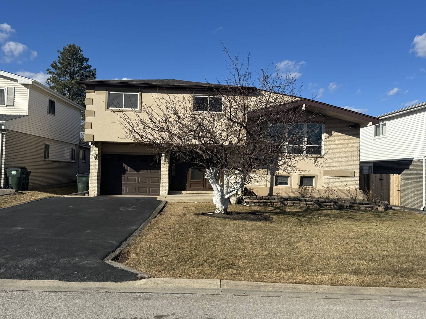 9905 N Huber LN, Niles, IL 60714