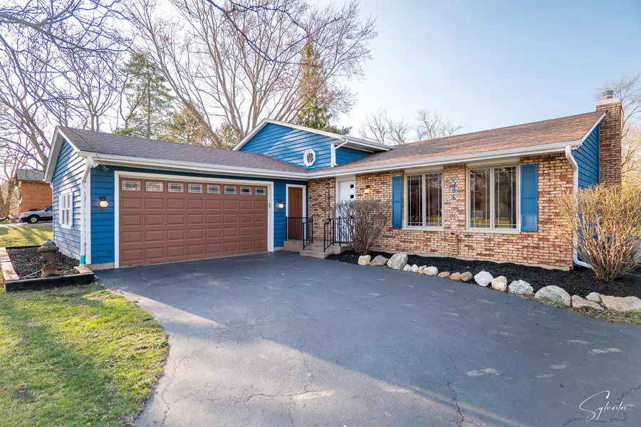 586 Gaslight DR, Algonquin, IL 60102