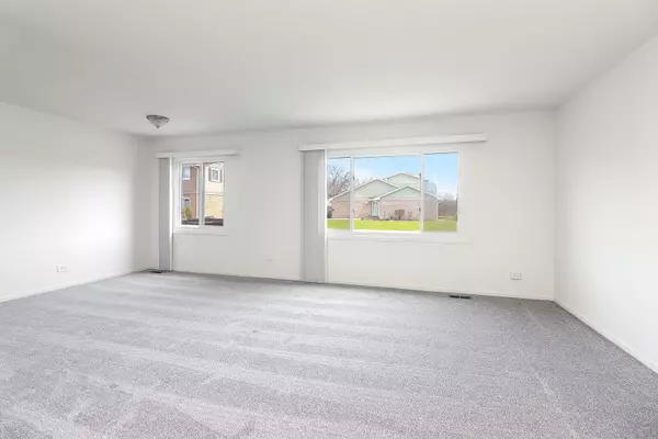 Wheaton, IL 60189,875 Queenswood CT