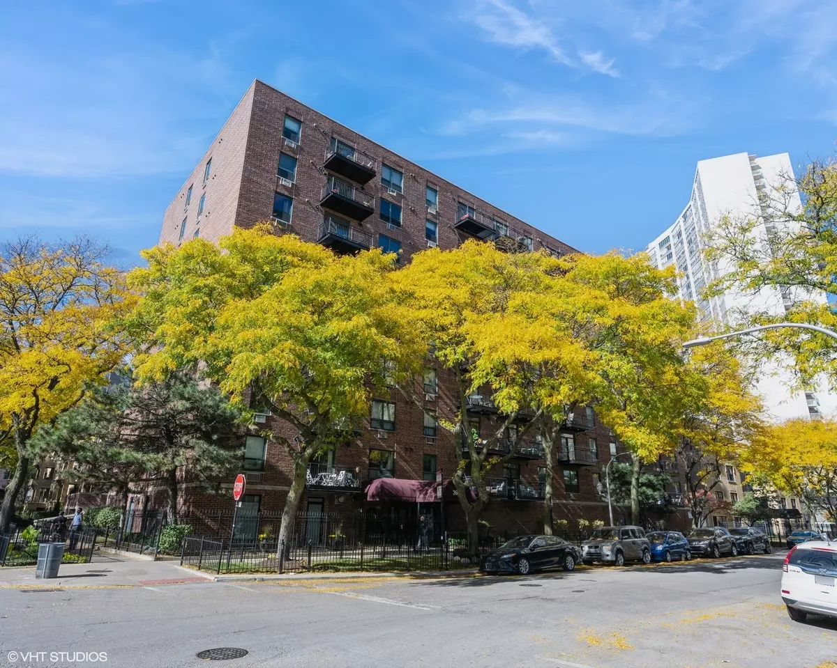 Chicago, IL 60613,3900 N Pine Grove AVE #201