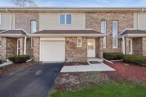 10956 S 76th AVE #F, Palos Hills, IL 60465