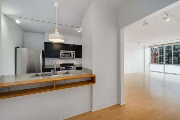 Chicago, IL 60601,8 E RANDOLPH ST #2002