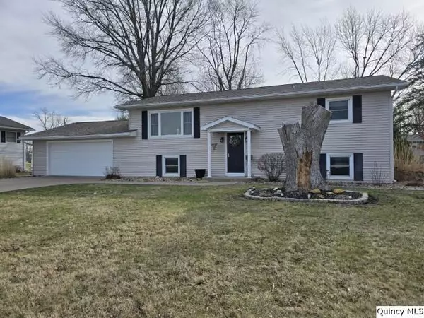 419 Quincy RD, Carthage, IL 62321