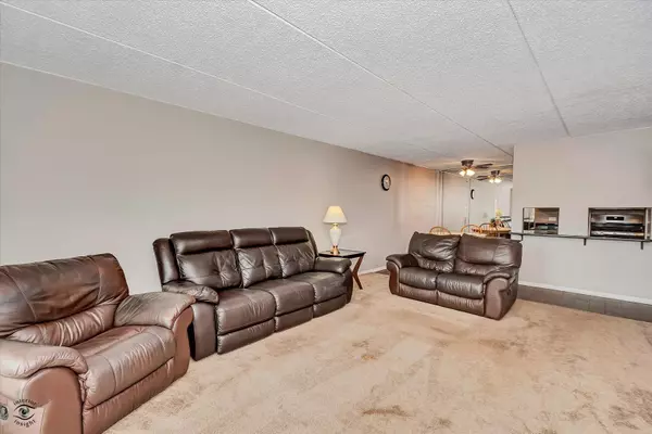 Downers Grove, IL 60516,444 Redondo DR #301