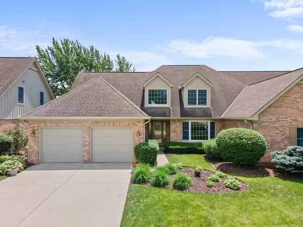 828 Wedgewood DR, Crystal Lake, IL 60014