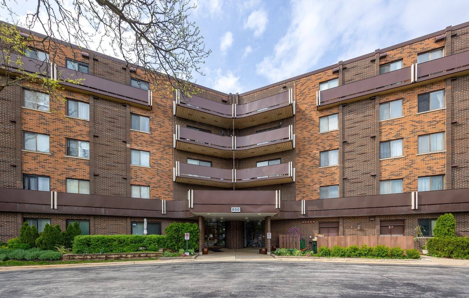 850 Wellington AVE #304, Elk Grove Village, IL 60007