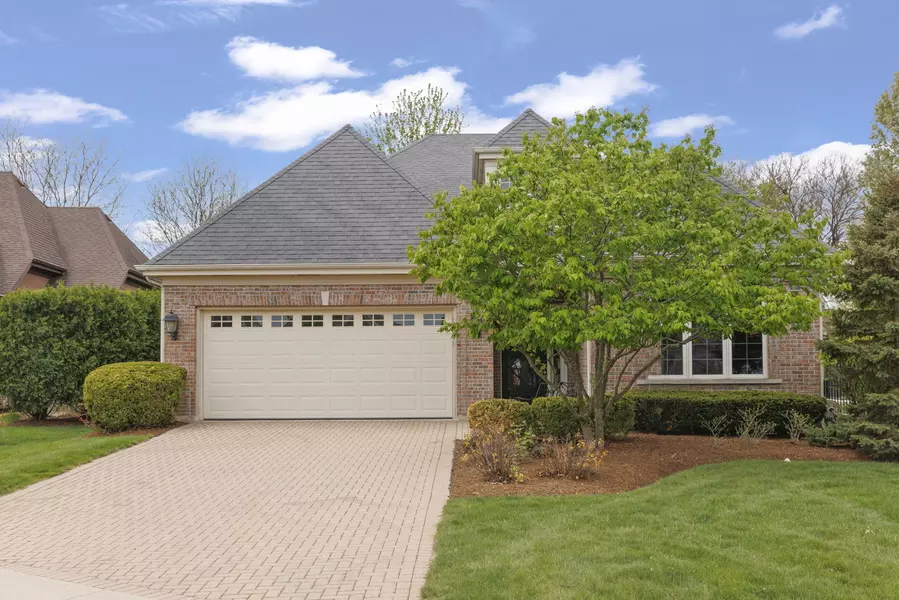 1N598 Golf View LN, Winfield, IL 60190