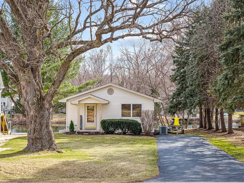 1302 Candlewick DR NW, Poplar Grove, IL 61065