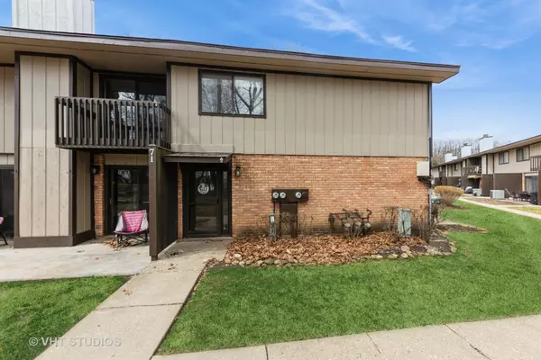 Fox Lake, IL 60020,71 Woodhills Bay RD #71