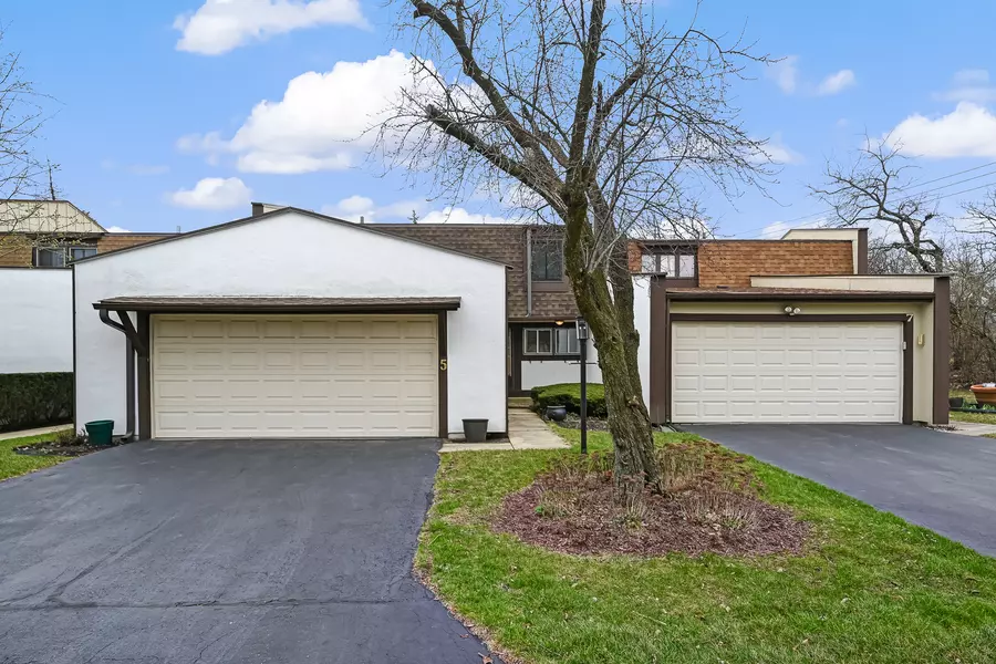 5 Pembrook DR, Indian Head Park, IL 60525