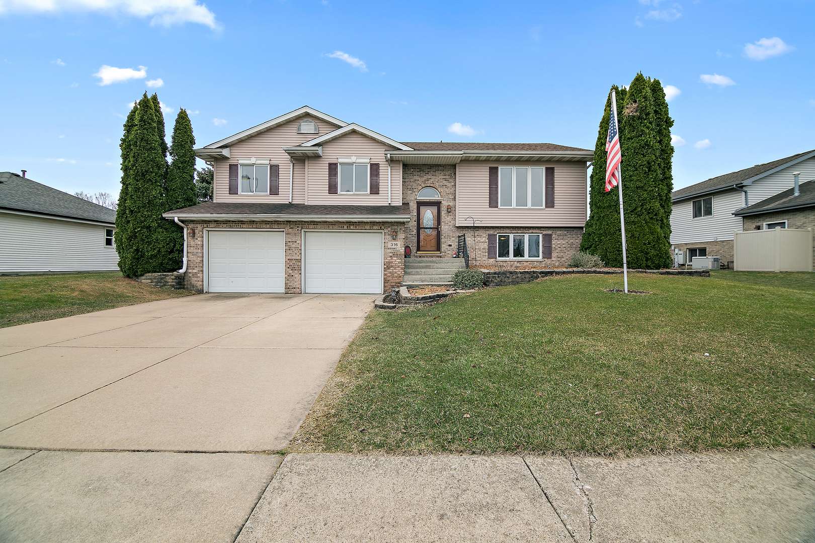 316 E Butler AVE, Grant Park, IL 60940