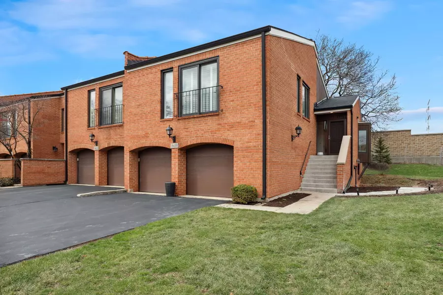 19W206 Prince George LN #111, Oak Brook, IL 60523