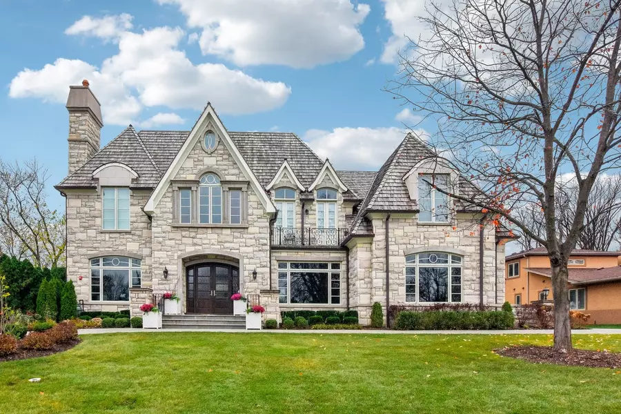 28 Sheffield LN, Oak Brook, IL 60523