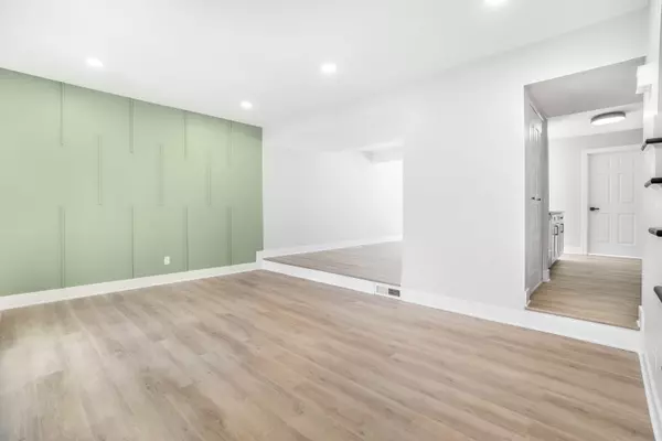 Elgin, IL 60123,33 Pioneer Park PL