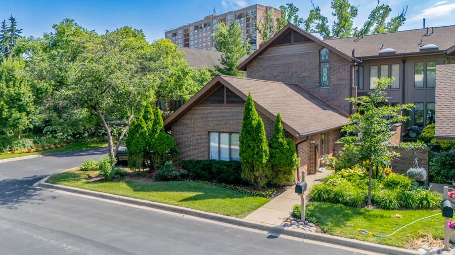 1210 Hawthorne LN, Hinsdale, IL 60521