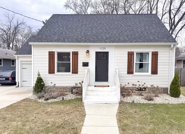 1025 Queen Anne ST, Woodstock, IL 60098