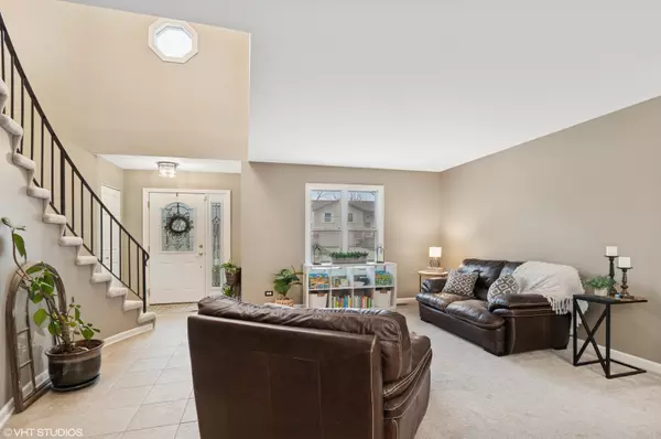 Vernon Hills, IL 60061,12 Lindon LN