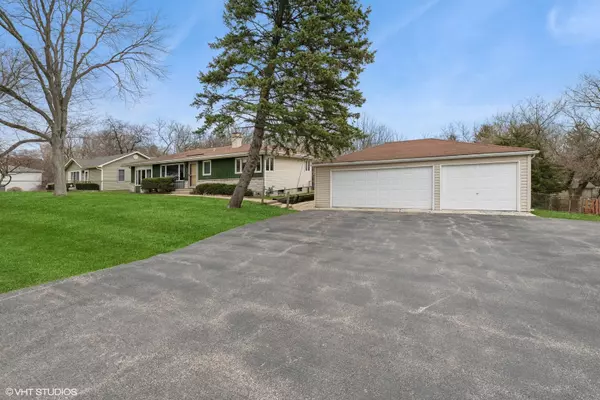 Oakwood Hills, IL 60013,7 Lakewood DR