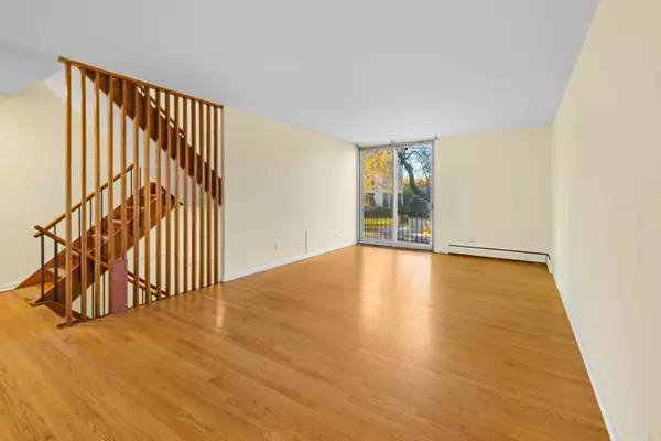 Chicago, IL 60637,1455 E 55th PL