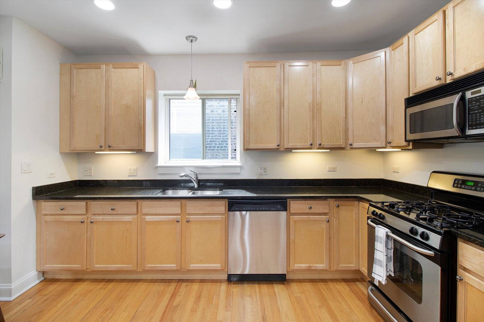 Chicago, IL 60626,6811 N Lakewood AVE #3E