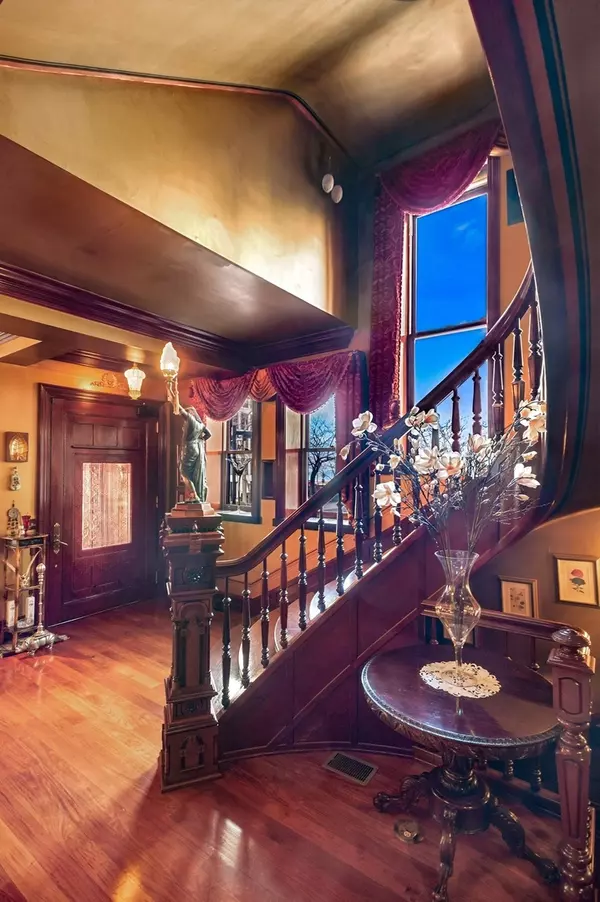 Chicago, IL 60611,79 E Cedar ST