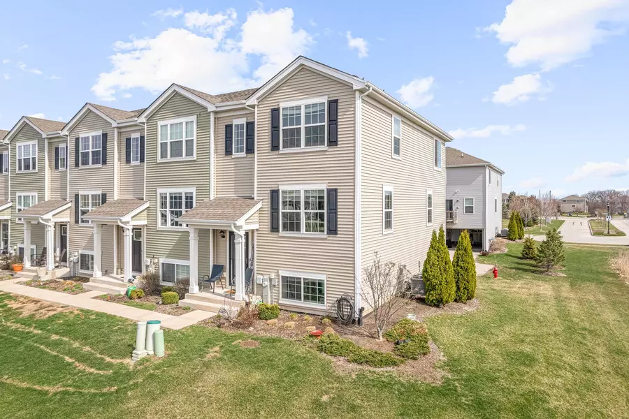 2435 Bella DR, Pingree Grove, IL 60140