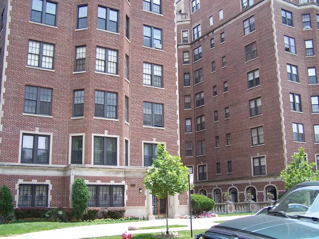 Chicago, IL 60649,6929 S Crandon AVE #6A