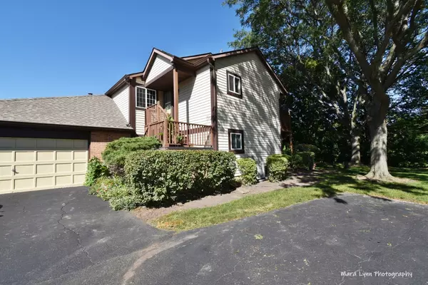 362 Sandhurst CIR #8, Glen Ellyn, IL 60137