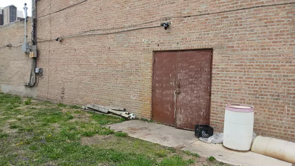 Chicago, IL 60651,4942 W Division ST