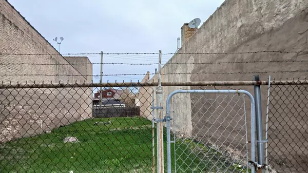 Chicago, IL 60651,4942 W Division ST