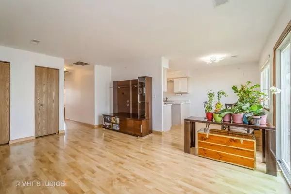 Palatine, IL 60074,606 E Whispering Oaks CT #606
