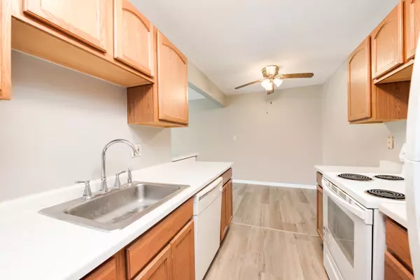 Darien, IL 60561,7413 BROOKDALE DR #207