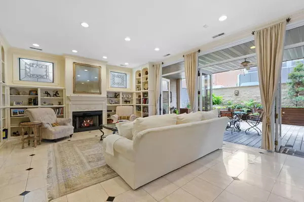 Chicago, IL 60611,45 E Cedar ST #200