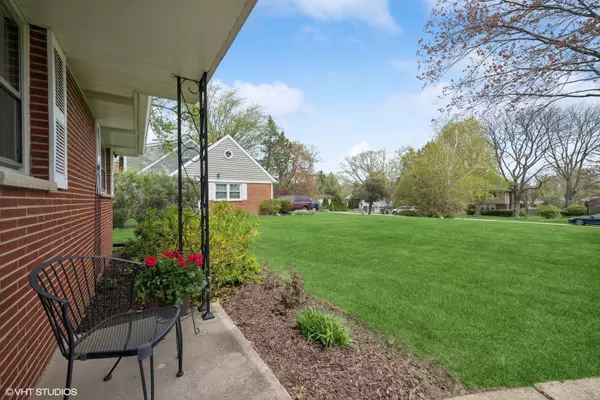 Palatine, IL 60067,1112 N Perry DR