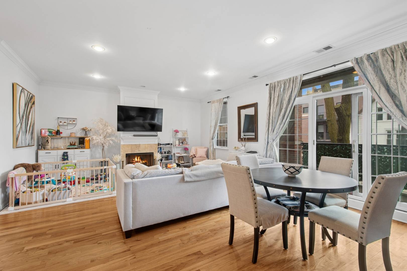 Chicago, IL 60618,3643 W Belmont AVE #2