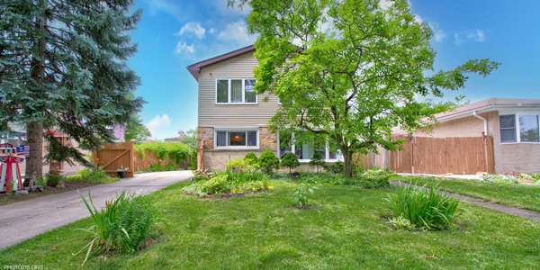 8936 N Elmore ST, Niles, IL 60714
