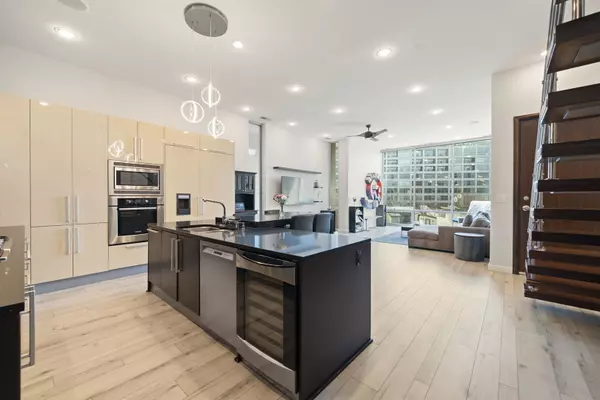 Chicago, IL 60610,925 N LARRABEE ST #4S